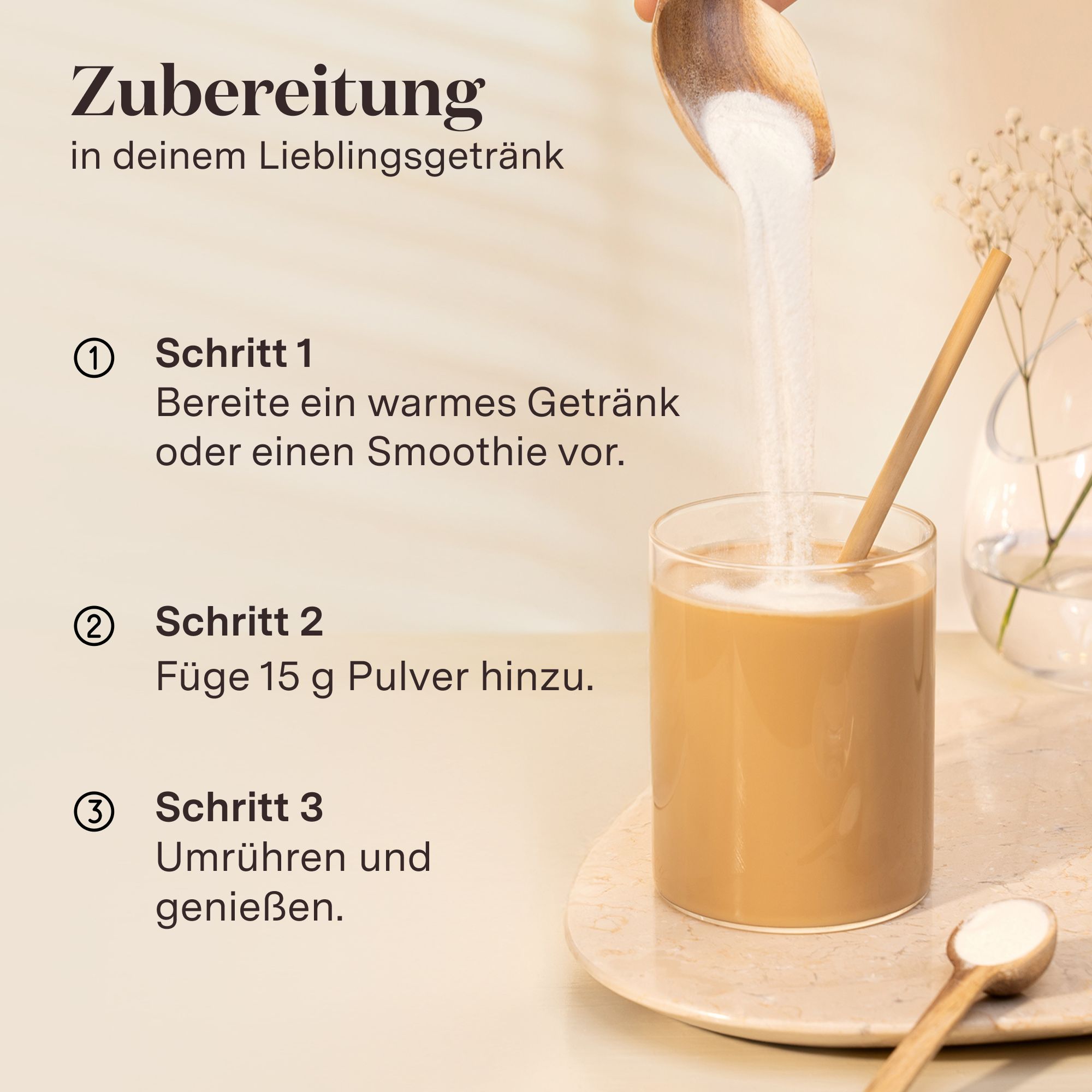 Anleitung zur Zubereitung in einem Getränk. Schritte 1-3. Glas mit Getränk, Holzlöffel mit Pulver.