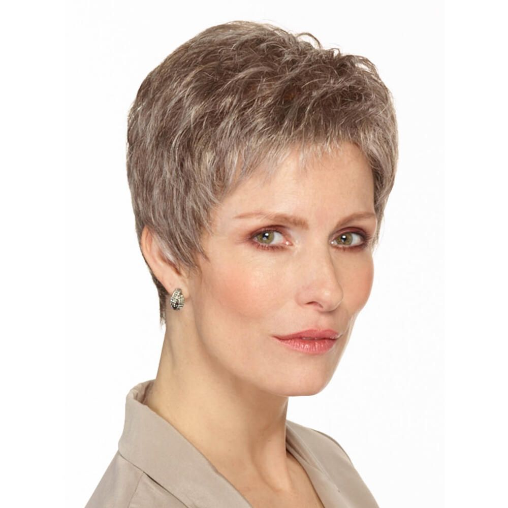 Kurzhaarperücke in Grau-Braun. Die Frau trägt eine beige Bluse. Frontalansicht.