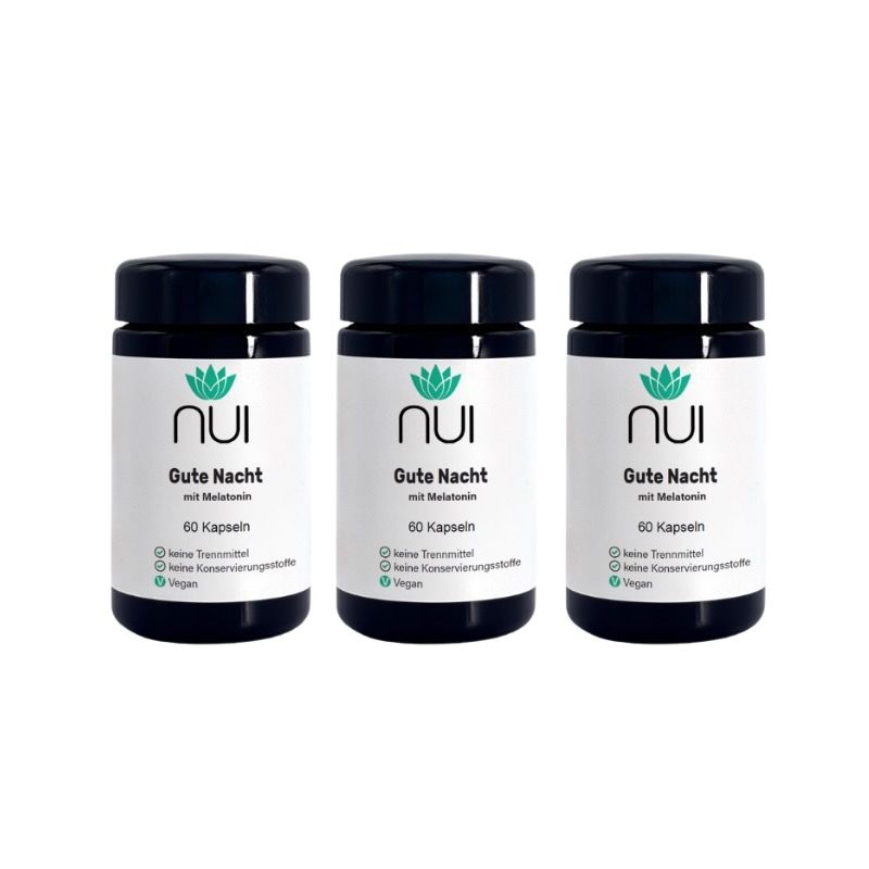 Drei schwarze Flaschen mit weißem Etikett. Aufschrift: NUI Gute Nacht mit Melatonin, 60 Kapseln. Vegan.