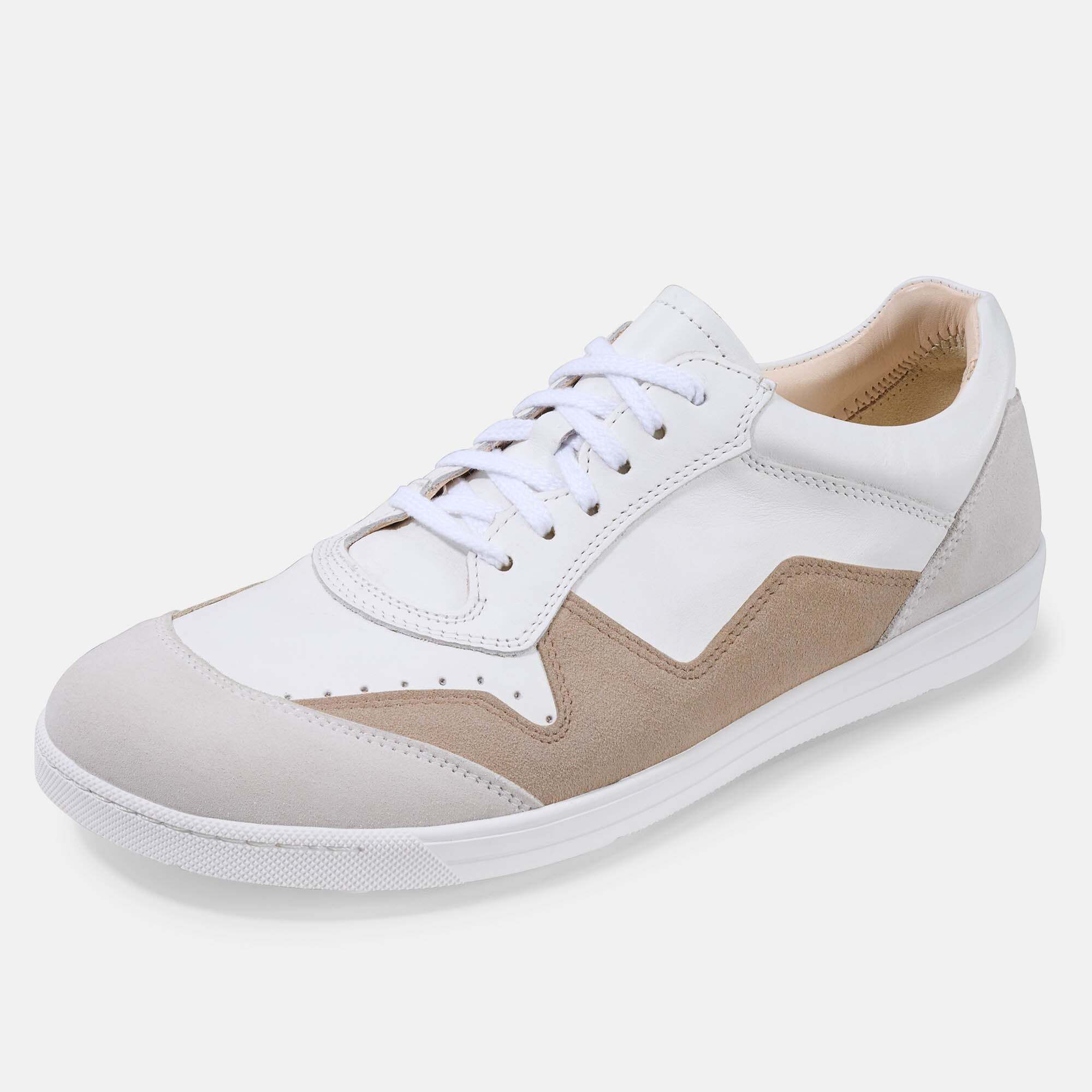 Ein weißer und beiger Damen-Schnürschuh aus Leder und Wildleder, breite Passform.