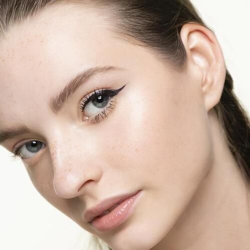 Nahaufnahme eines Gesichts mit aufgetragenem Eyeliner.