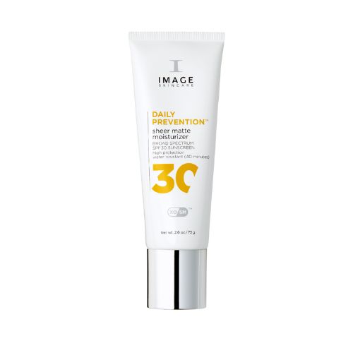 Weiße Tube mit silberner Kappe. Aufschrift: IMAGE Skincare DAILY PREVENTION sheer matte moisturizer SPF 30. Gelbe 30C.
