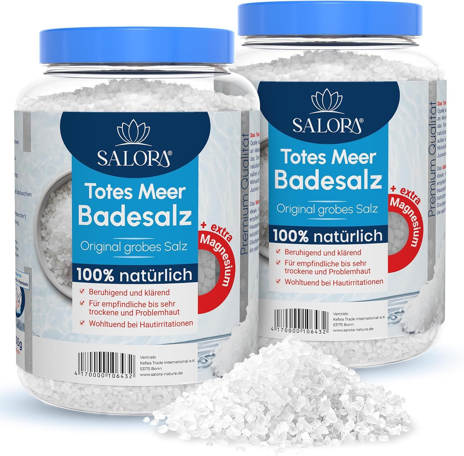 Zwei transparente Behälter mit Salora ® Totes Meer Badesalz. Blaue Deckel, weiße Kristalle. Etikett mit Logo und Text.