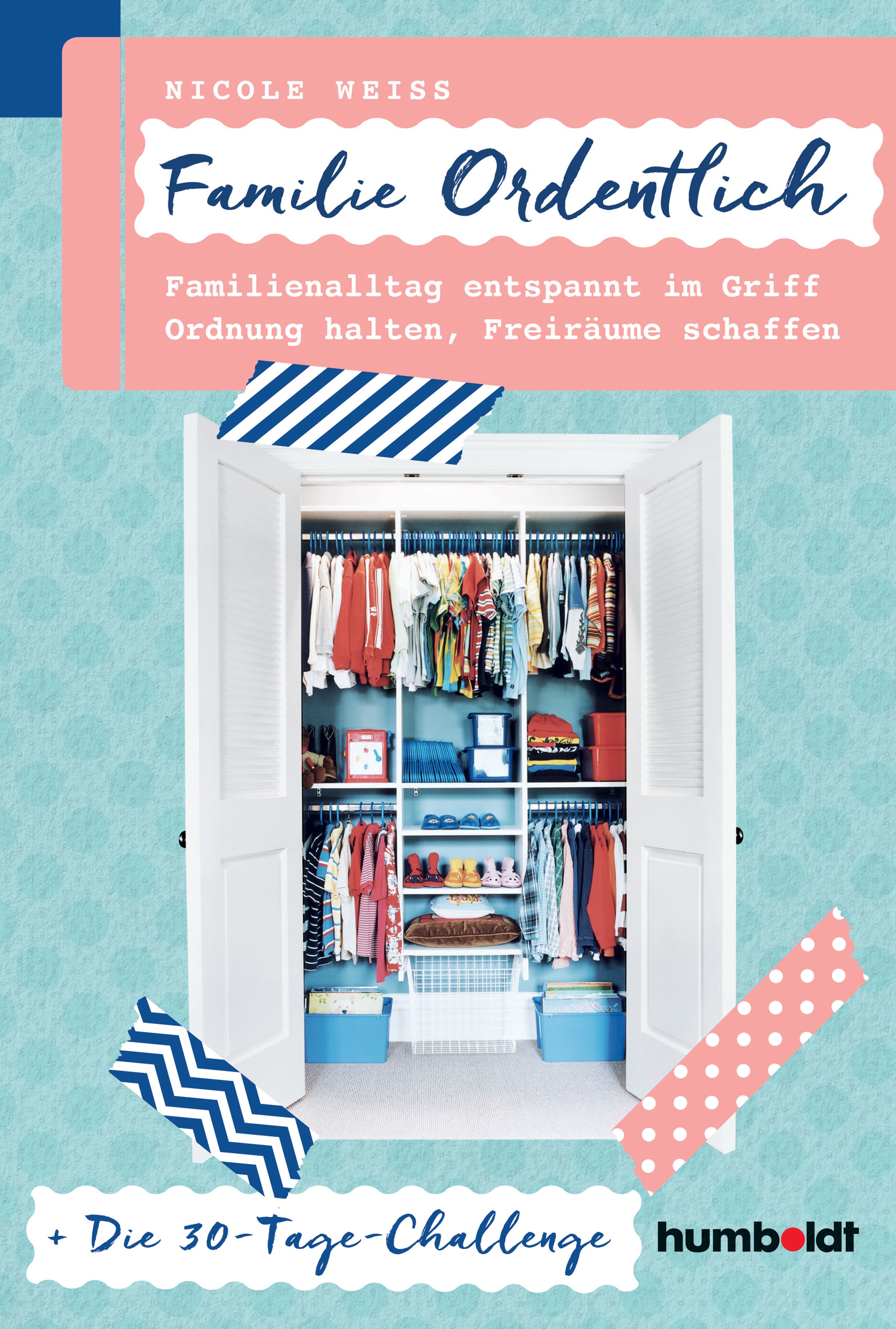 Buchcover: „Familie Ordentlich“. Titel in blauer Schrift, Autorin Nicole Weiss. Kleiderschrank mit Kleidung.