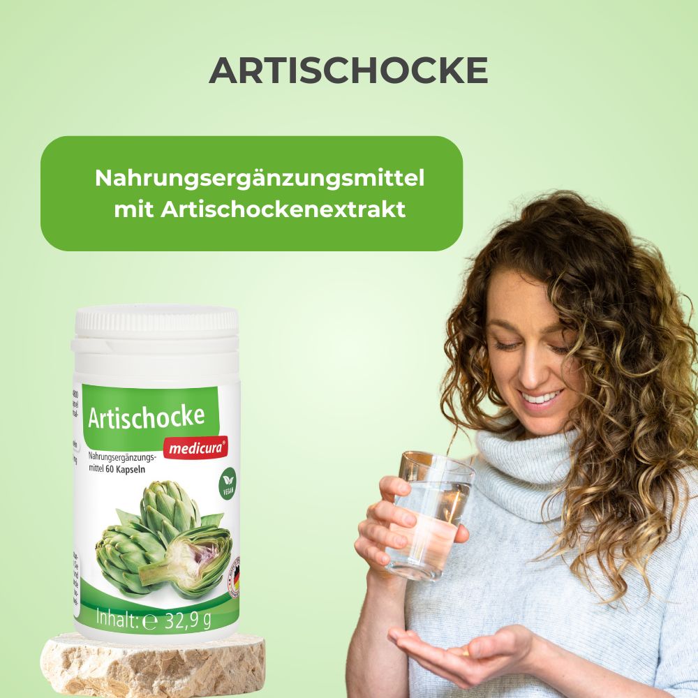 Frau nimmt MEDICURA AG Artischocke Kapseln mit einem Glas Wasser ein.