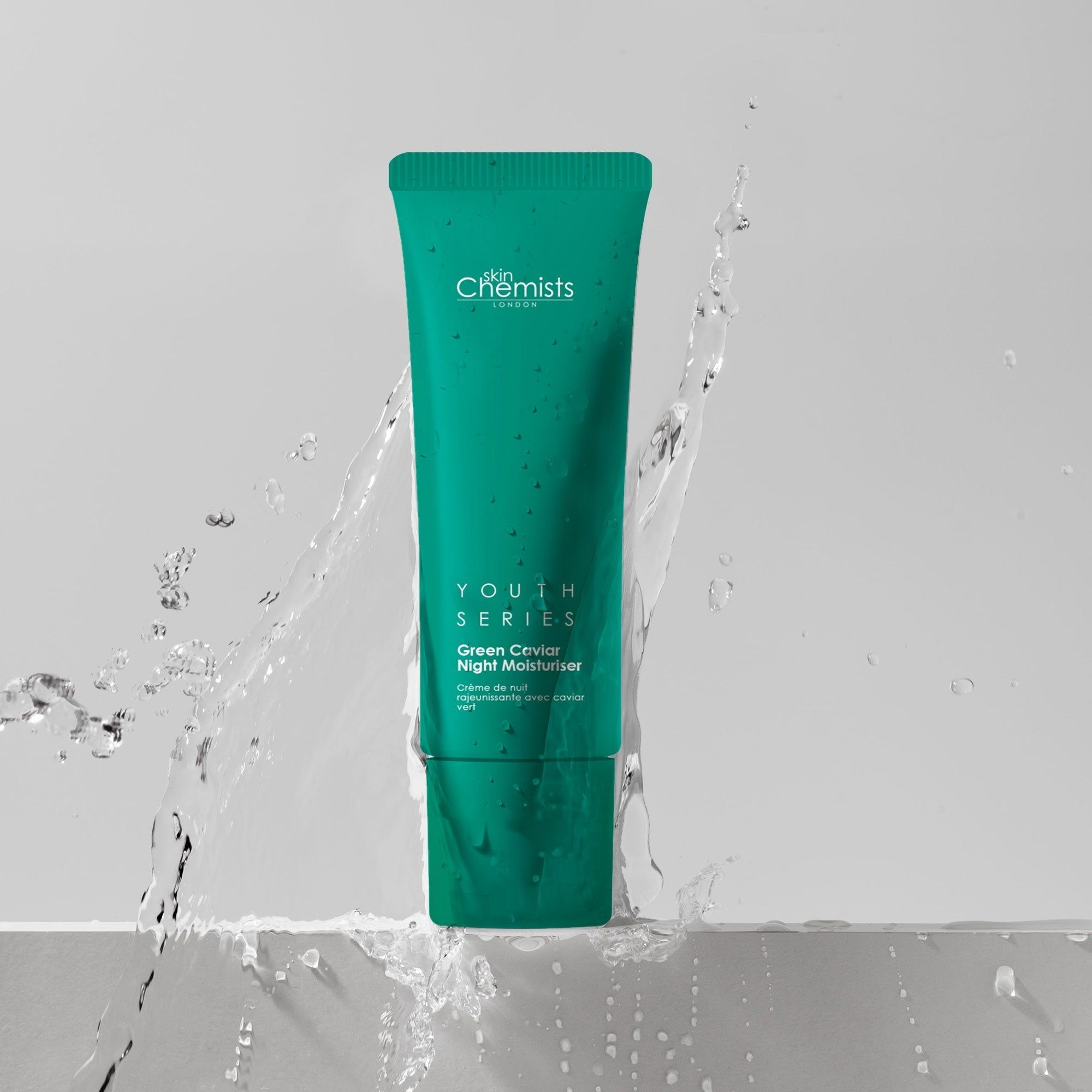 Grüne Tube mit Wasser. Aufschrift: SkinChemists, Youth Series, Green Caviar Night Moisturiser.