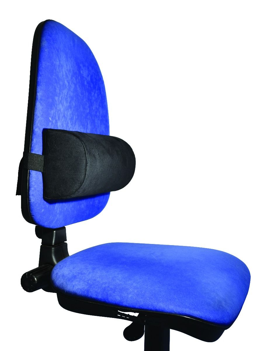 Cuscino cilindrico nero fissato a una sedia da ufficio blu.