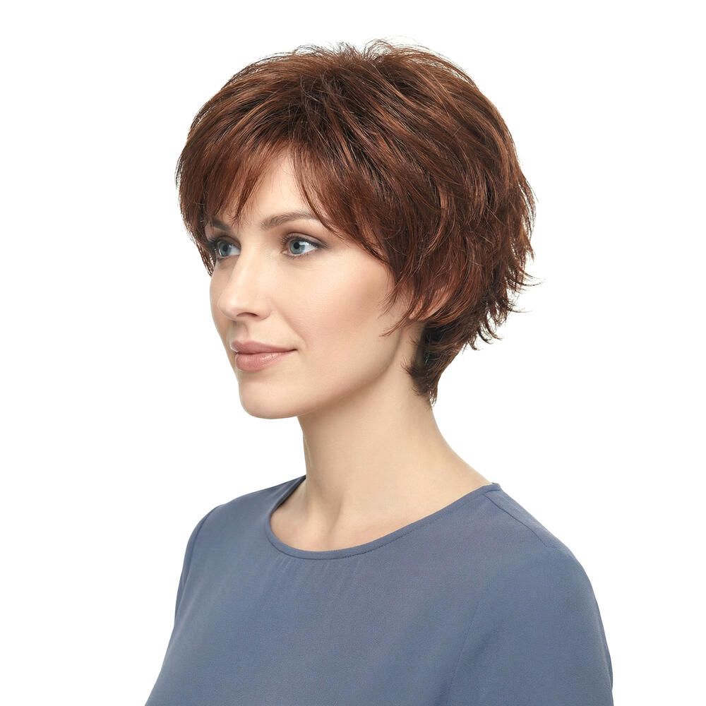 Kurzhaarperücke in Braun, mit Pony. Die Perücke wird von einer Frau getragen, die zur Seite blickt.