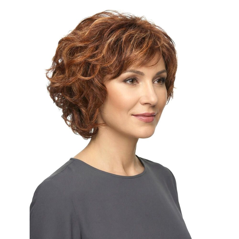Kurzhaarperücke mit gewelltem Haar in Braun- und Blondtönen. Dreiviertelansicht einer Frau mit grauem Oberteil.