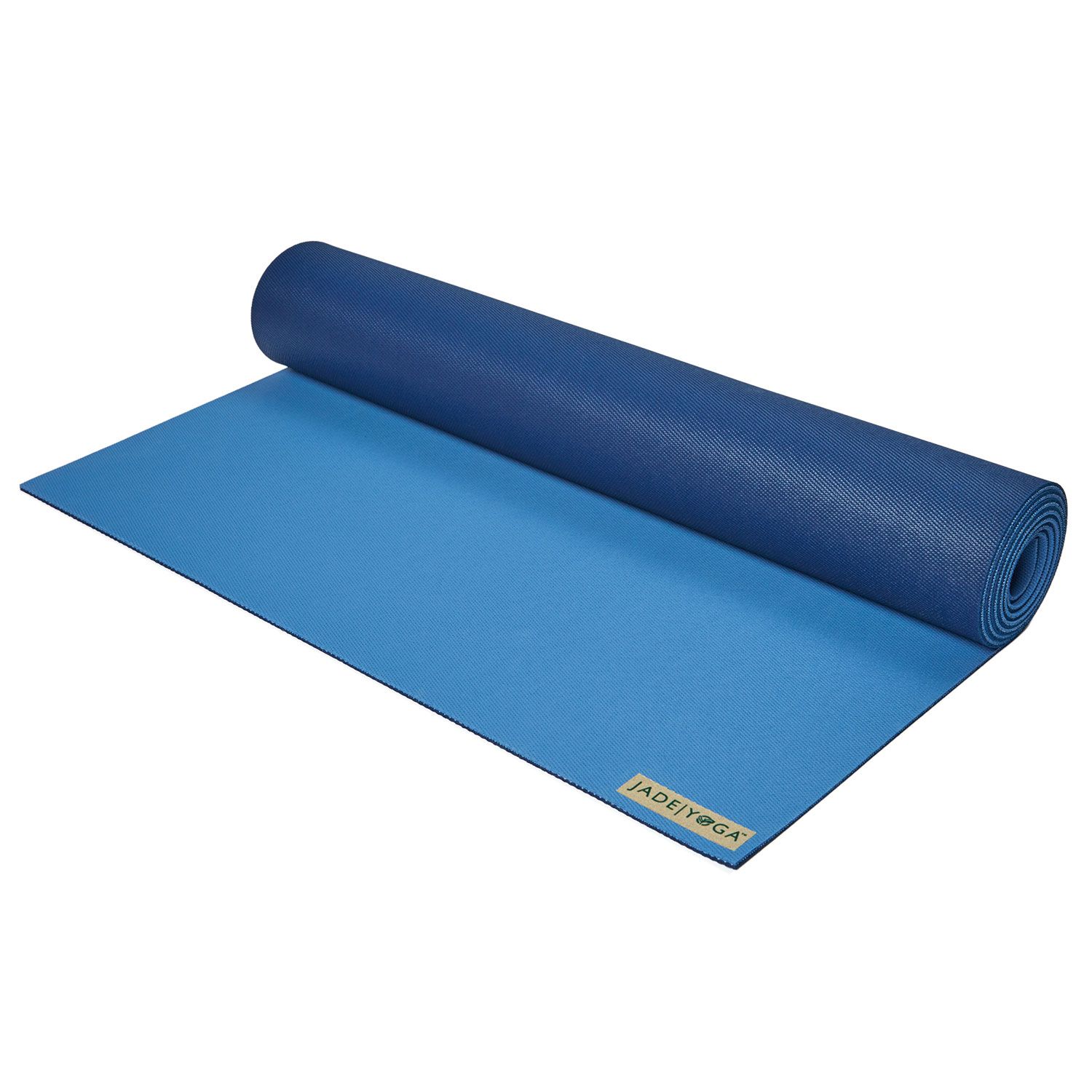 Yogamatte Jade Harmony, blau. Teilweise ausgerollt, gerollter Teil im Hintergrund. Logo-Etikett sichtbar.