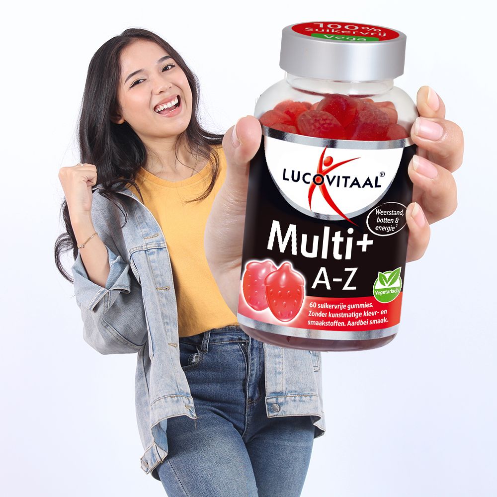 Eine Frau hält eine Flasche mit 'Lucovitaal Multi+ A-Z Gummies sans sucre' in der Hand. Die Flasche ist gefüllt mit roten Gummibärchen.