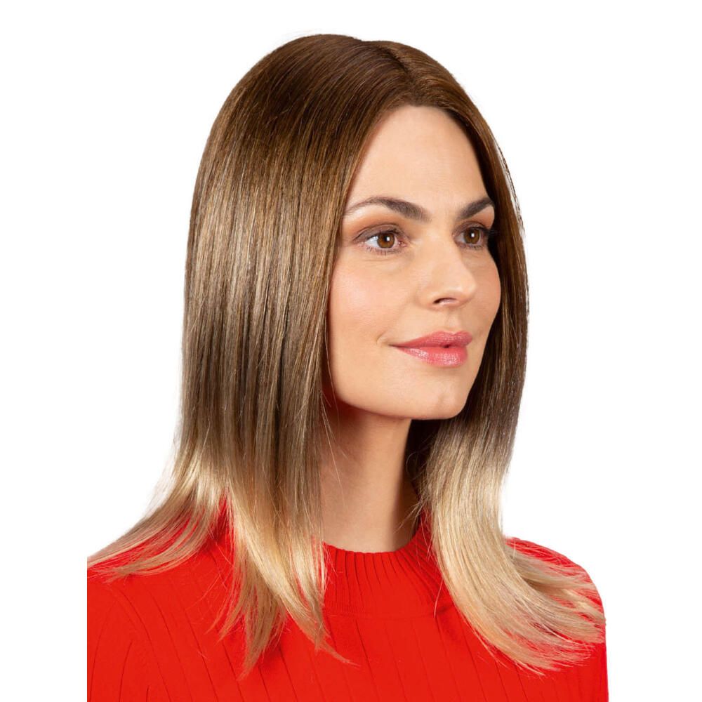Perücke Filippa von trendhair. Mittellanges Haar, braun mit blonden Spitzen. Frau trägt rotes Oberteil. Dreiviertelansicht.