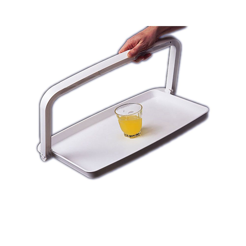 Weißes Einhandtablett mit Klappgriff. Ein Glas mit gelbem Getränk steht auf dem Tablett. Eine Hand hält den Griff.