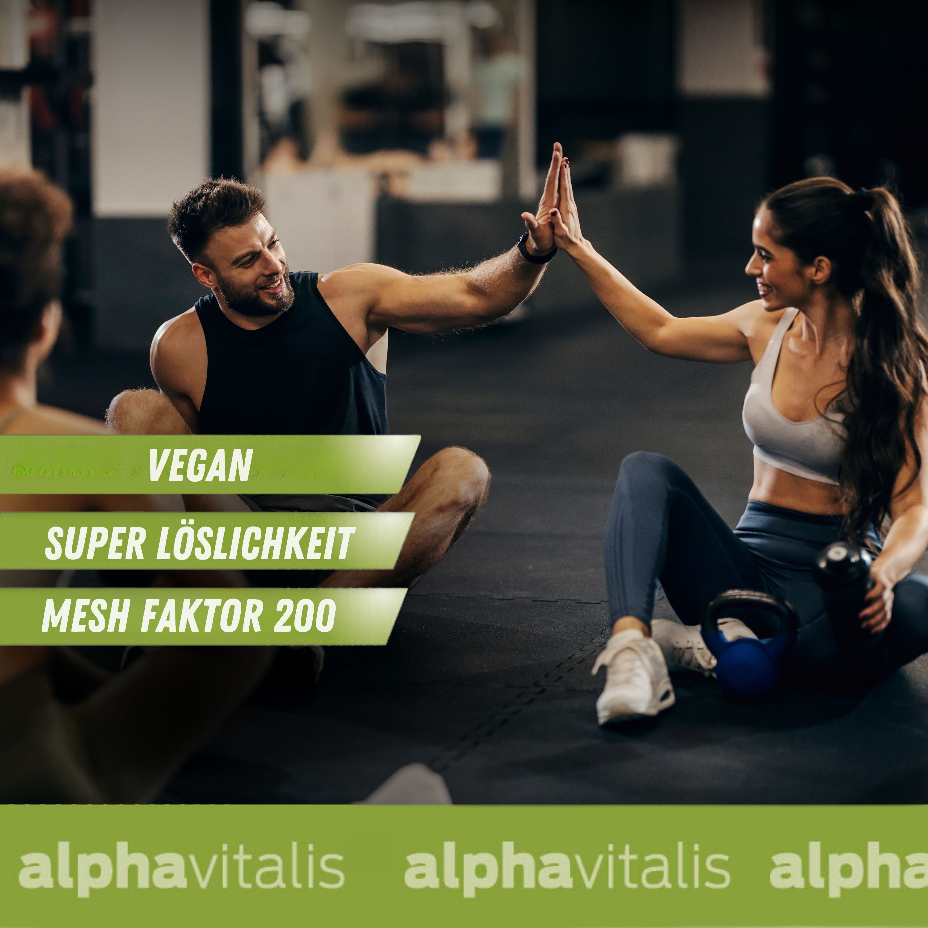 Zwei Personen geben sich High Five. Text: Vegan, Super Löslichkeit, Mesh Faktor 200. Logos von alpha vitalis.