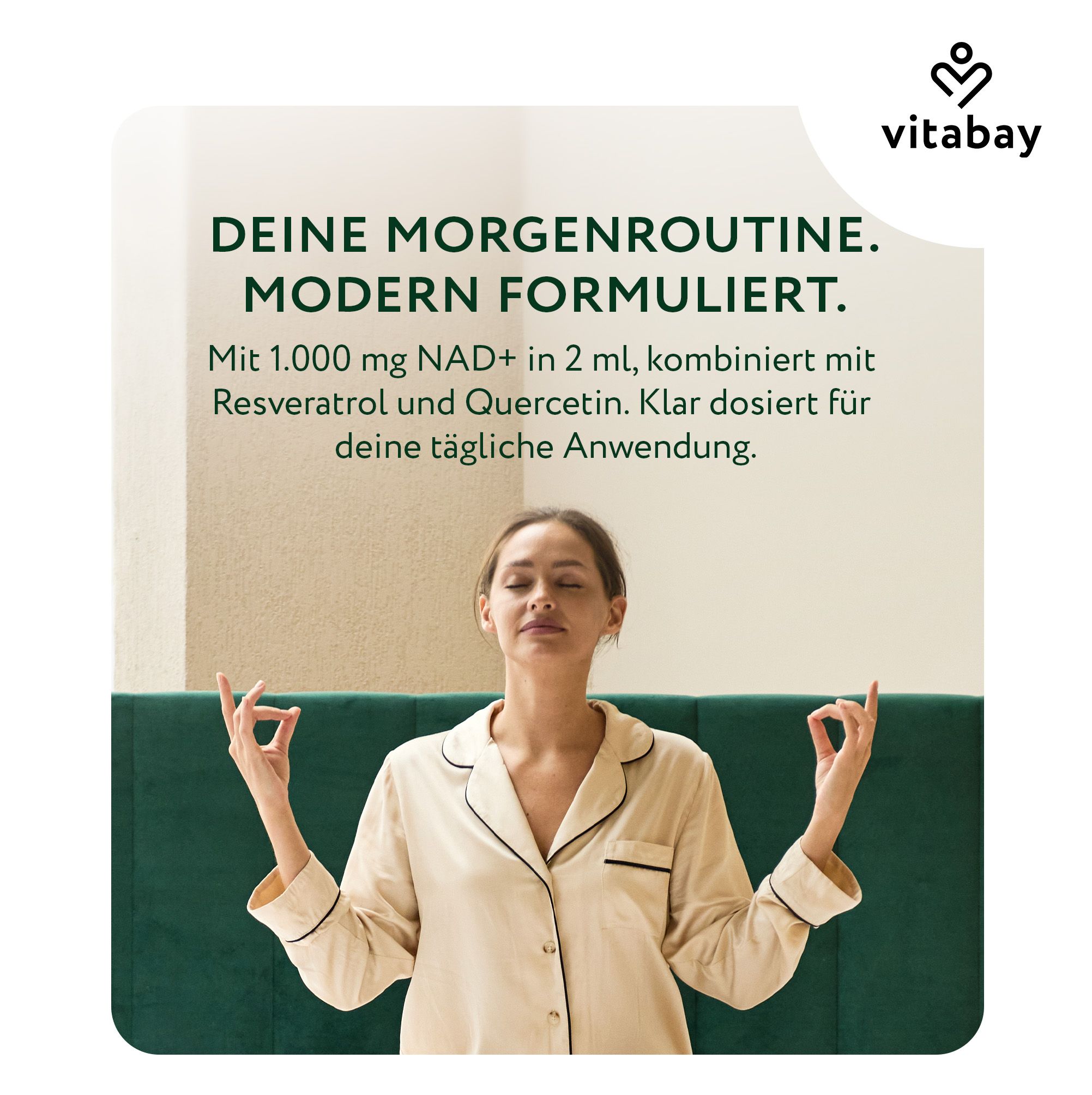 Frau in Pyjama meditiert, mit Text über NAD+, Resveratrol und Quercetin.