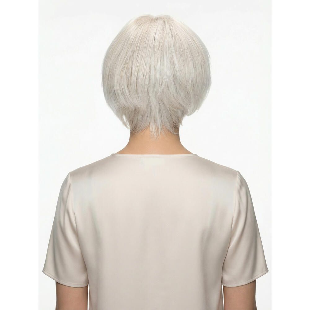 Kurzhaarperücke in Silber. Rückansicht einer Frau mit Perücke. Gerader Pony, seitlich geschnittenes Haar.