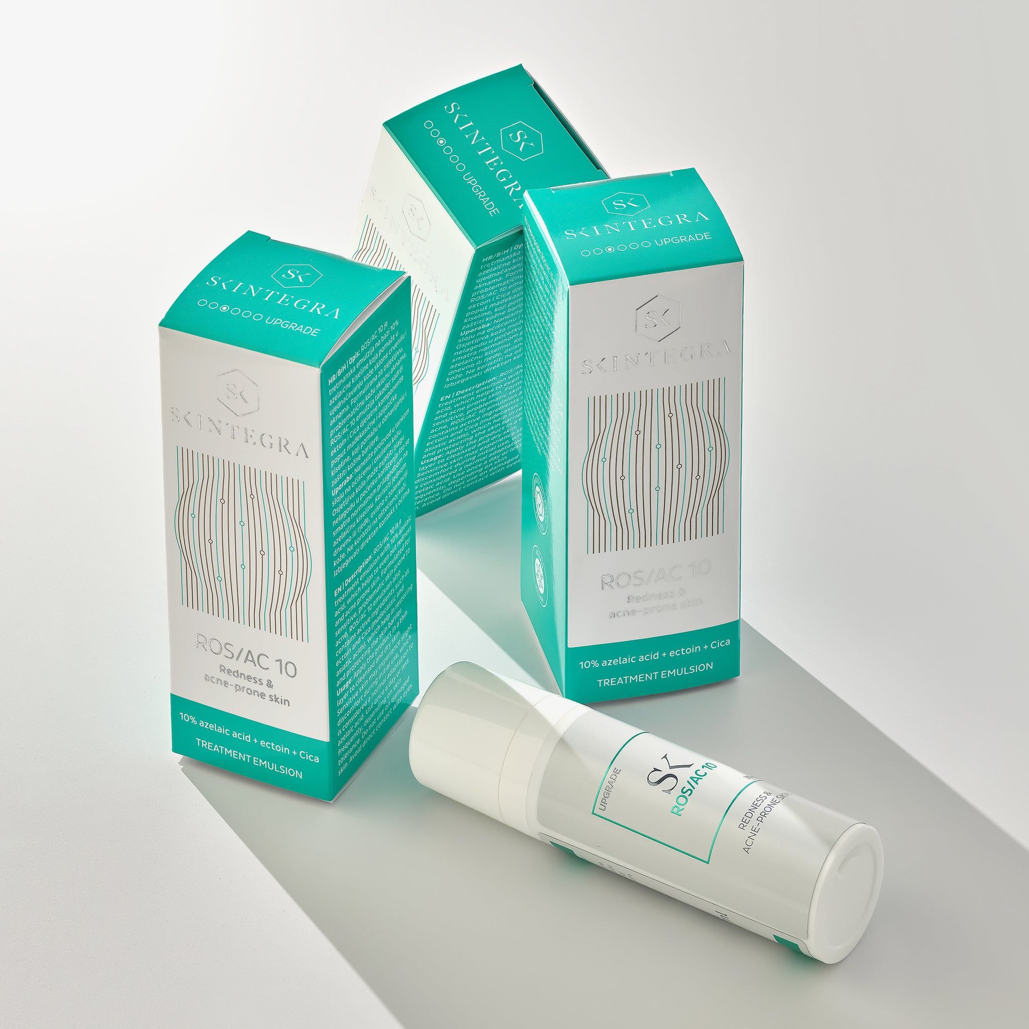 Mehrere Verpackungen und eine Flasche. Aufschrift: Skintegra, ROS/AC 10, Redness & acne-prone skin. 10% Azelainsäure.