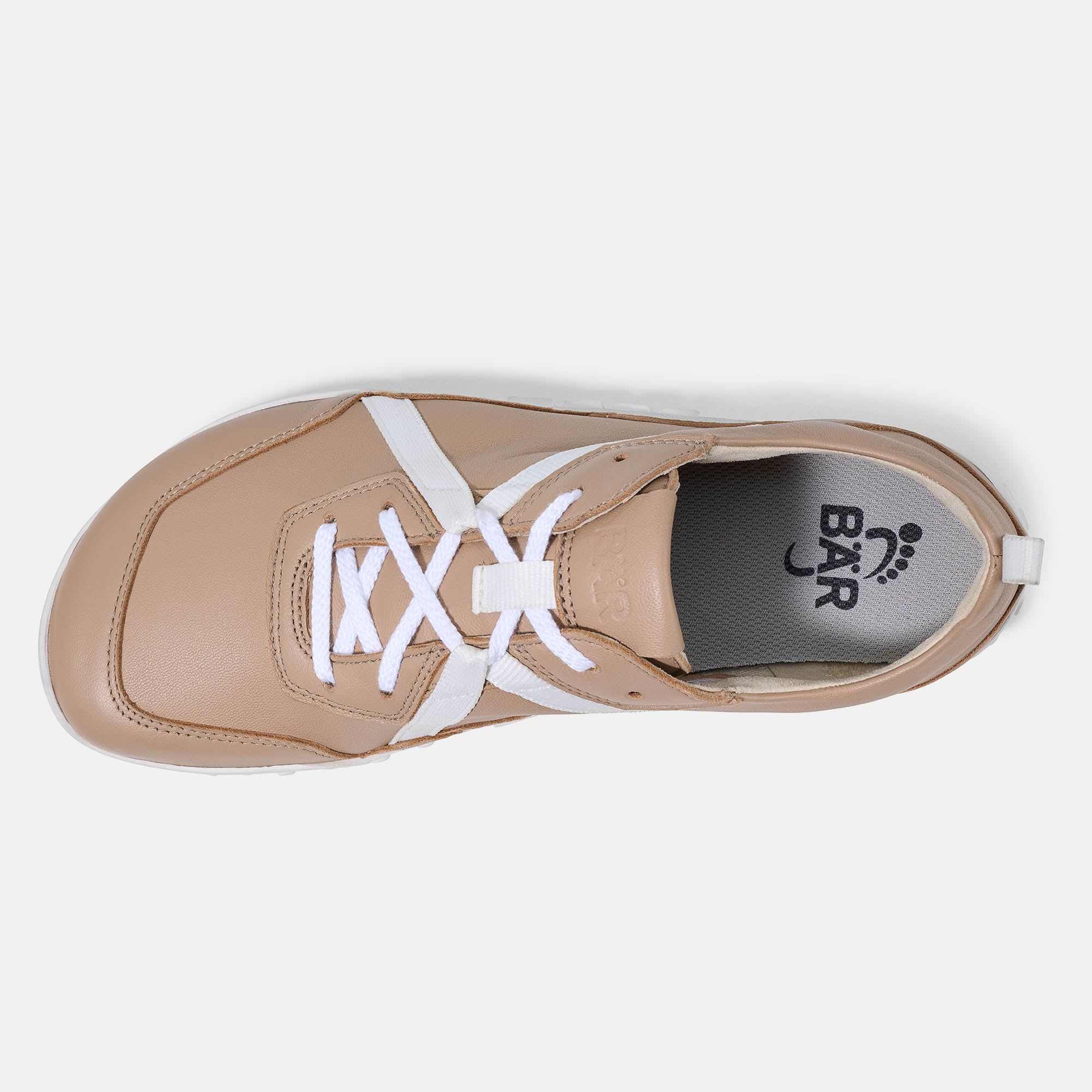 Draufsicht auf einen beigen Schnürschuh mit weißen Schnürsenkeln und Streifen. Weiße Sohle. Logo.