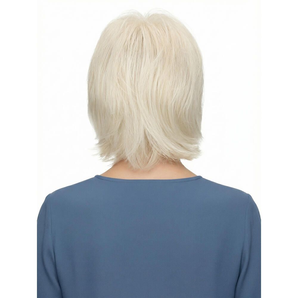 Kurzhaarperücke, hellblond. Frau mit blauem Oberteil. Rückansicht.