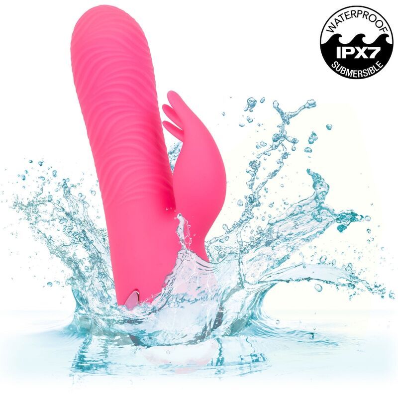 Pinkfarbener Vibrator mit Hasenohren im Wasser. IPX7-Zertifizierung.