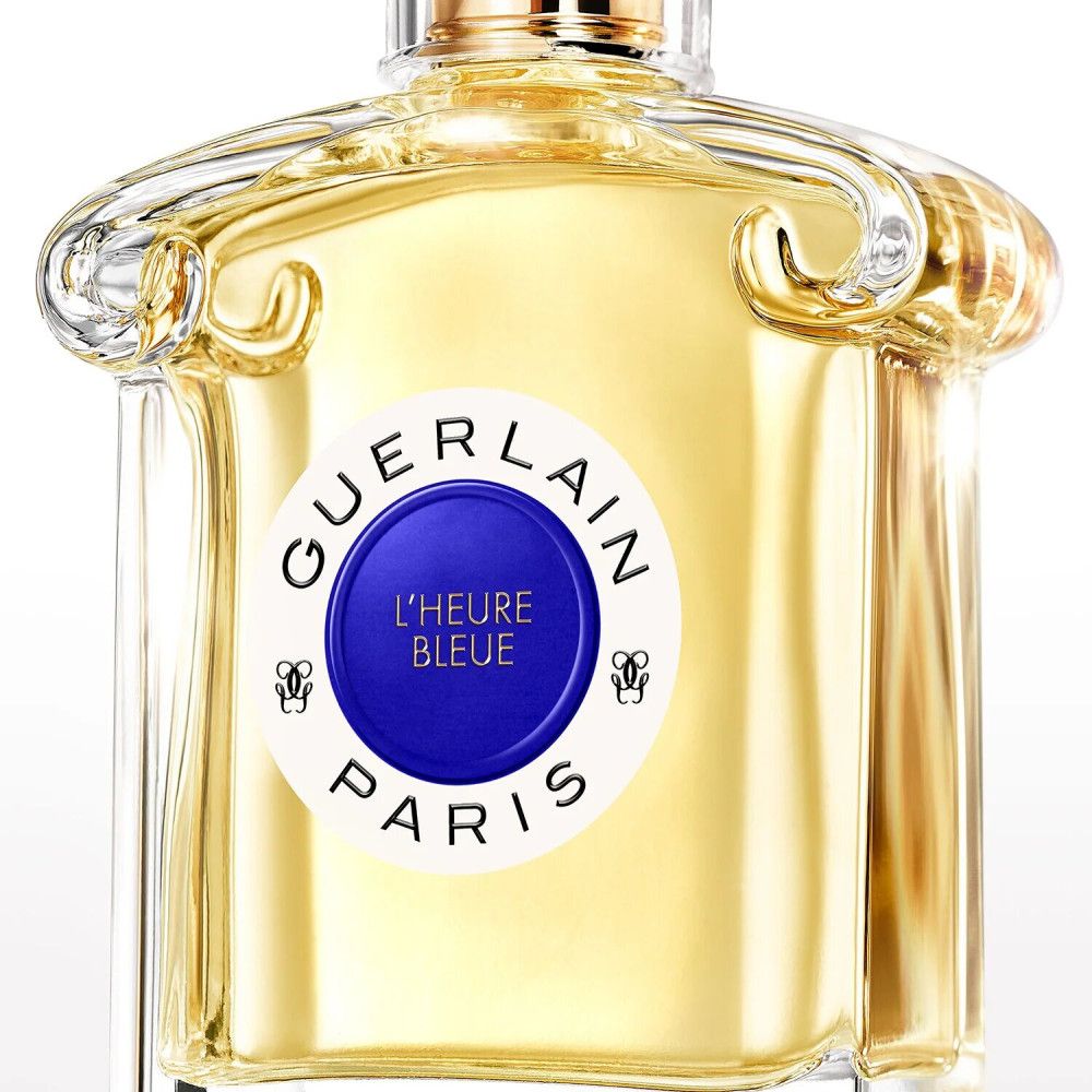 Nahaufnahme des Guerlain L'Heure Bleue Eau de Parfum Etiketts auf dem Flakon.