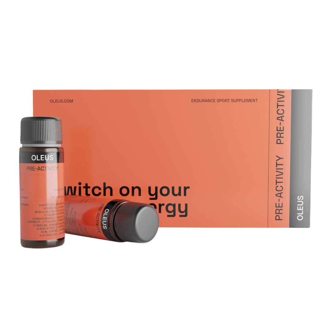 Zwei Flaschen und eine rechteckige Verpackung. Flaschen: braun mit schwarzem Deckel. Verpackung: orange mit weißer Schrift.
