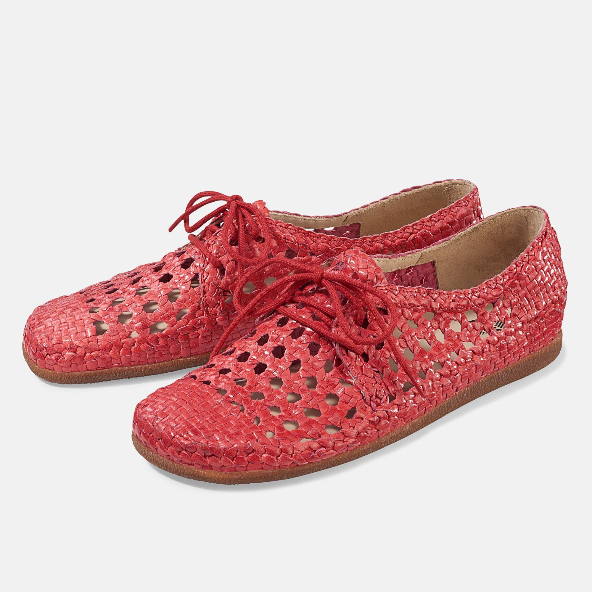 Rote Damenschnürschuhe mit breiter Passform. Offenes, geflochtenes Design. Rote Schnürsenkel. Flache Sohle.