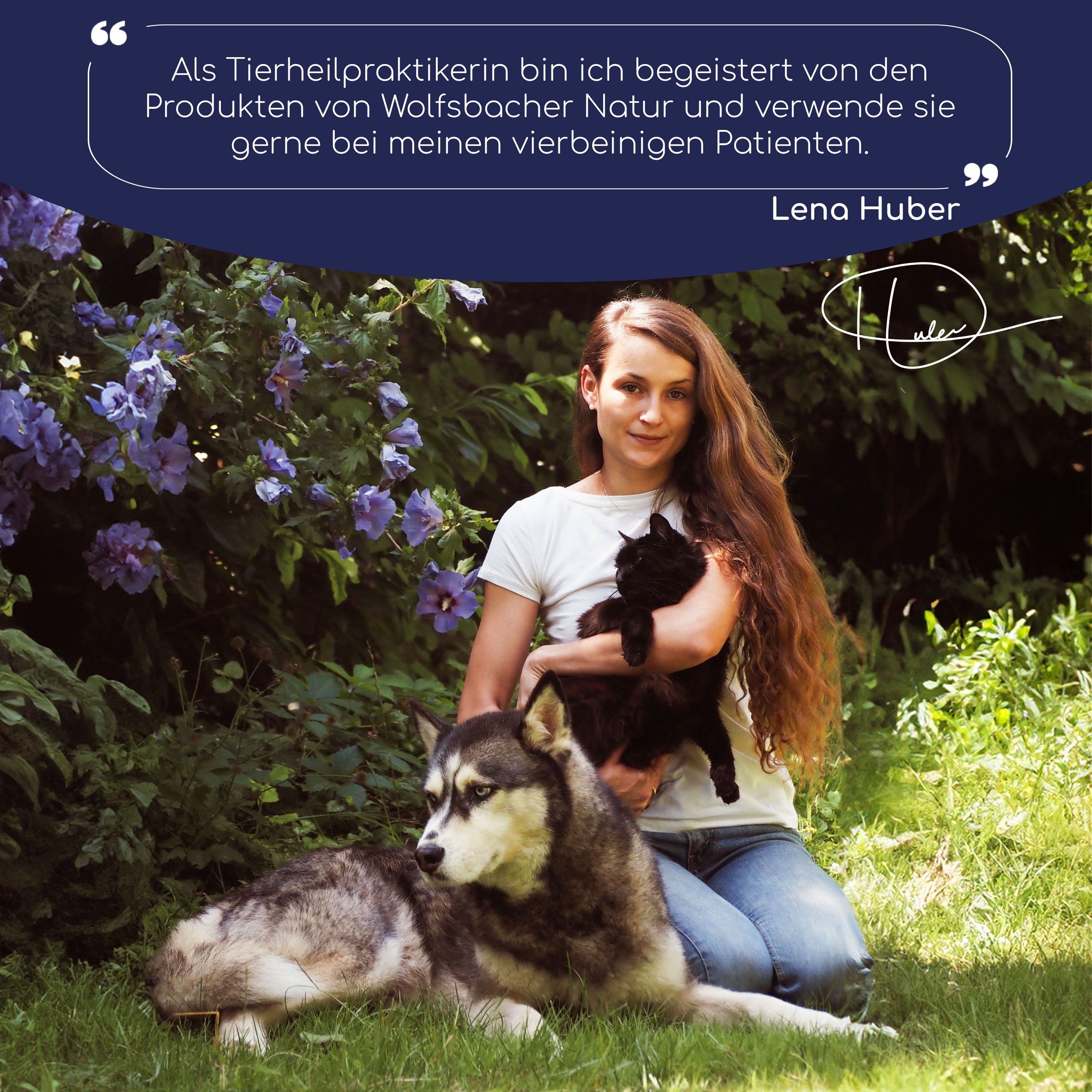 Frau mit Hund und Katze im Garten. Zitat: Begeistert von Wolfsbacher Natur Produkten.