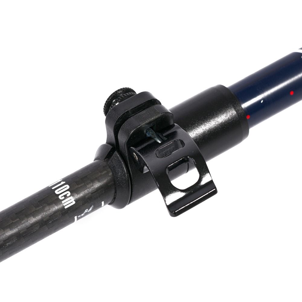 Nahaufnahme des Verriegelungsmechanismus eines Nordic Walking Stocks. Schwarzer Mechanismus.