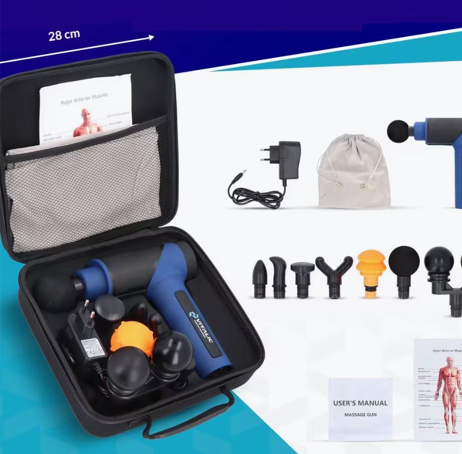 Geöffnete schwarze Tragetasche mit Massagepistole, Zubehör, Ladegerät und Bedienungsanleitung. 28 cm-Messung.