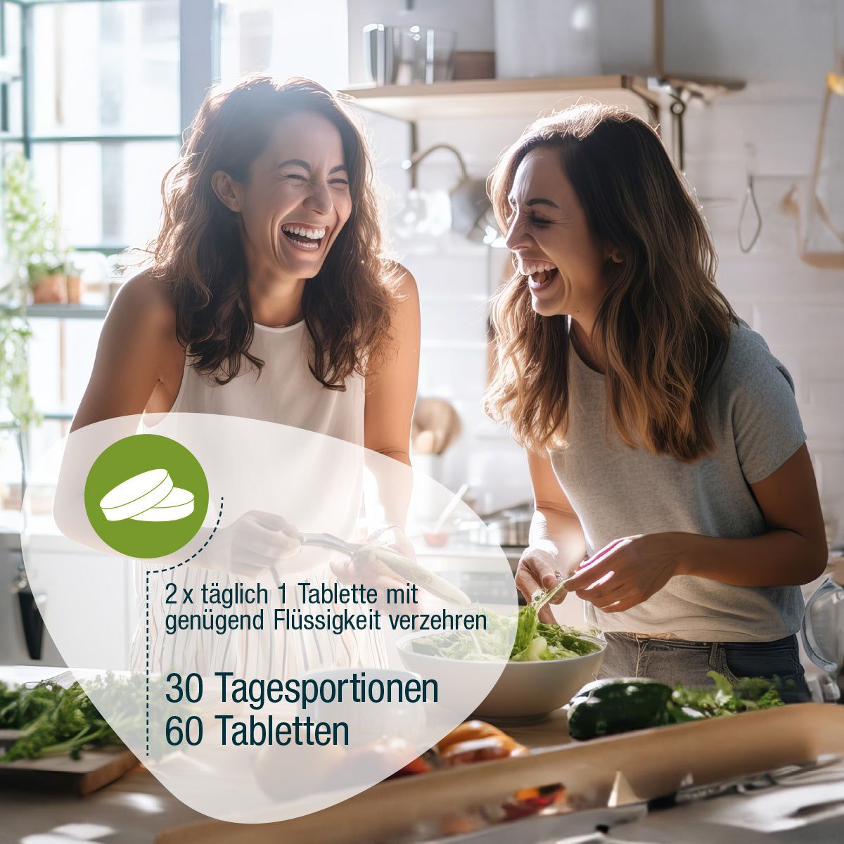 Zwei Frauen lachen in einer Küche. Aufschrift: 2 x täglich 1 Tablette mit genügend Flüssigkeit verzehren. 30 Tagesportionen, 60 Tabletten.