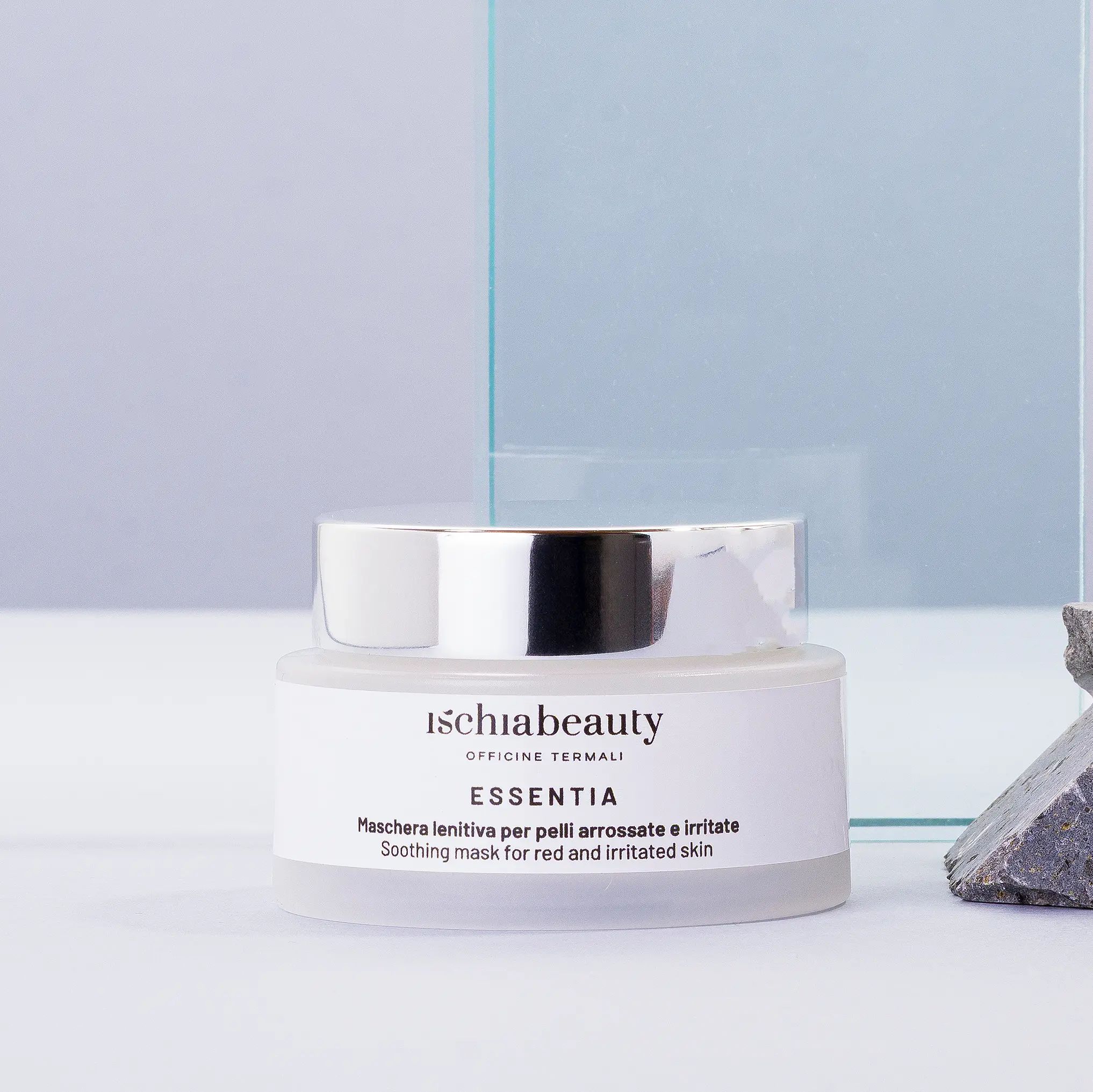 Creme-Tiegel mit silbernem Deckel. Aufschrift: ischiabeauty, ESSENTIA, Maschera lenitiva per pelli arrossate e irritate, Soothing mask for red and irritated skin.