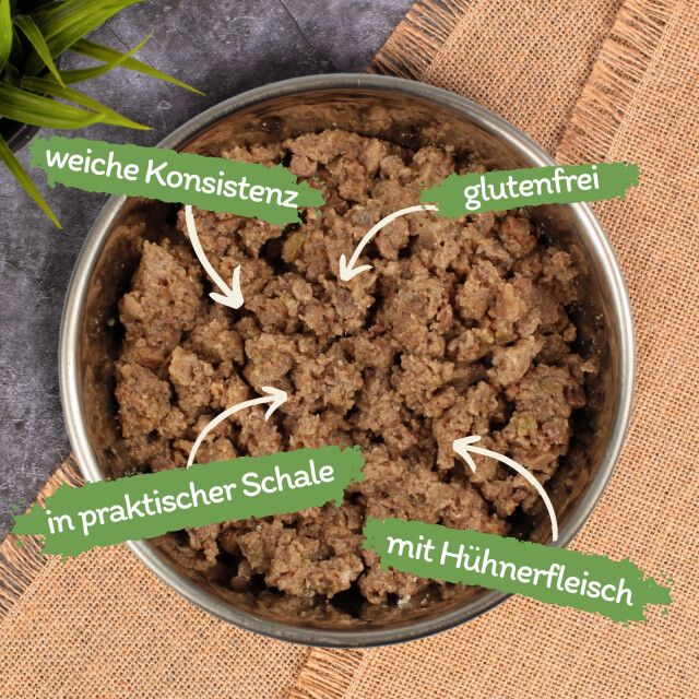 Hundefutter in einer Schüssel. Beschriftung: weiche Konsistenz, glutenfrei, in praktischer Schale, mit Hühnerfleisch.