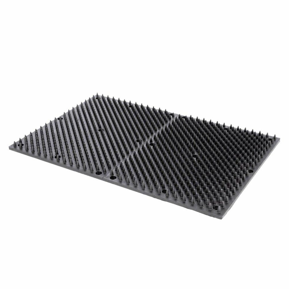 Schwarze Matte mit Noppen. Rechteckig, aus Gummi. Für Pferde, Kälber und Ziegen.