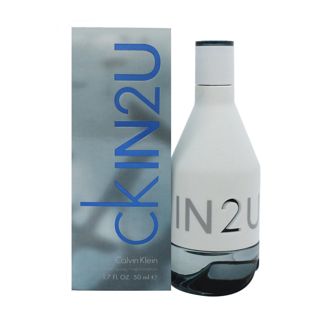 Weiße Flasche mit IN2U-Aufdruck und Verpackung mit CKIN2U-Schriftzug. Calvin Klein Logo und Volumenangabe.