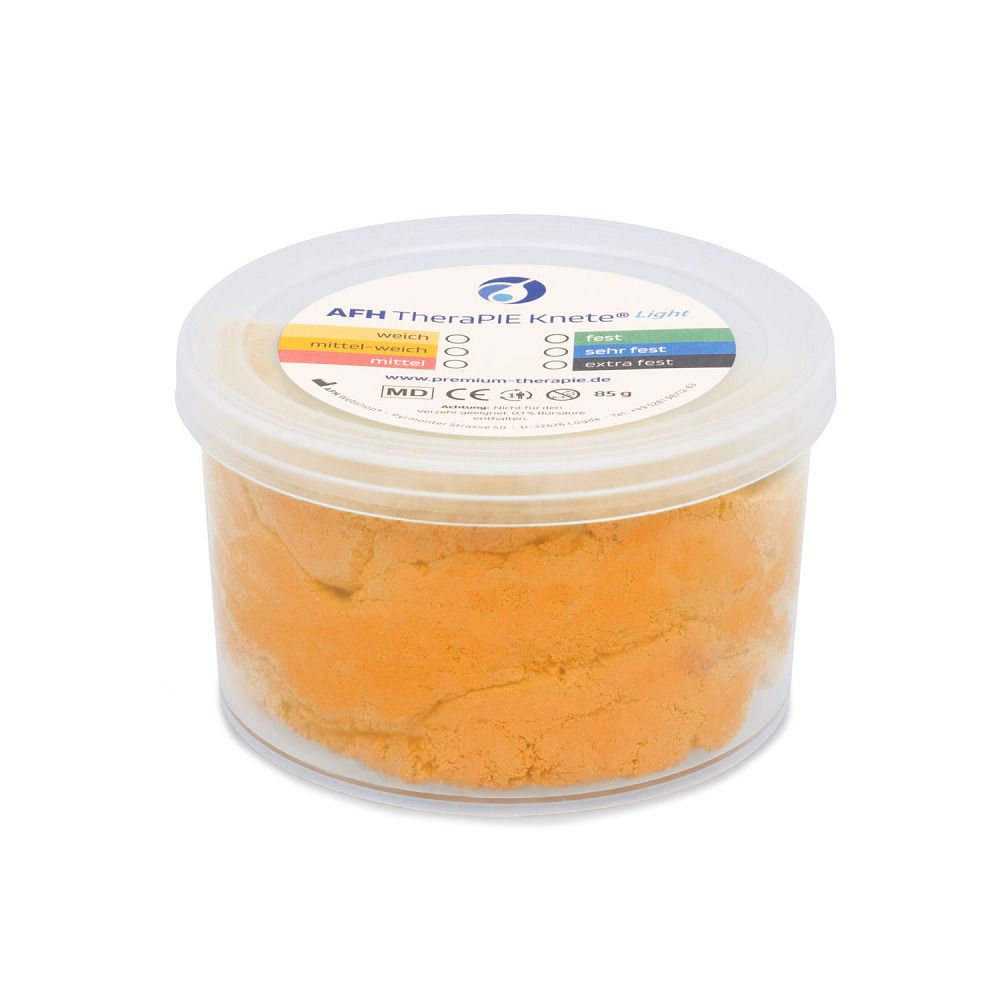 Orangefarbene Knetmasse in einem transparenten Behälter mit Deckel. Aufschrift: AFH TheraPIE Knete light.