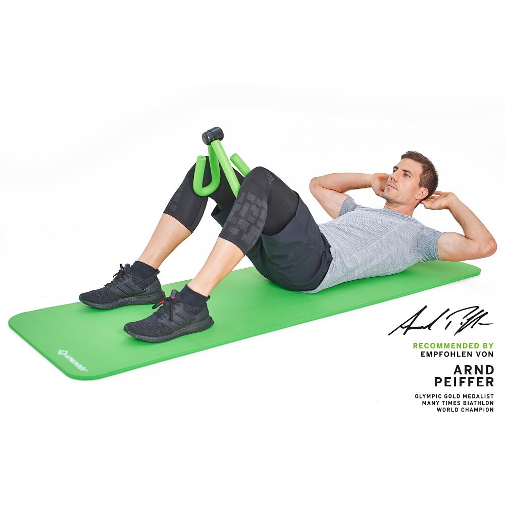 Mann macht Crunches mit dem grünen Bein-Trainer zwischen den Knien. Empfohlen von Arnd Peiffer.