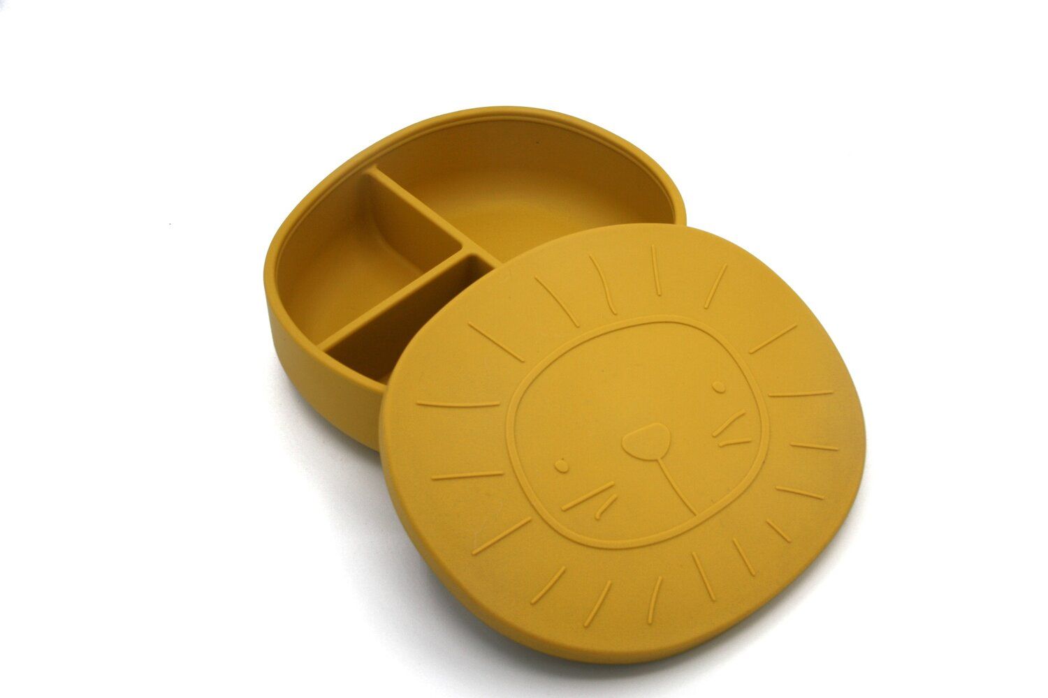 Gelbe Brotdose mit Löwenmotiv, geöffnet. Innenaufteilung in drei Fächer. Deckel daneben.
