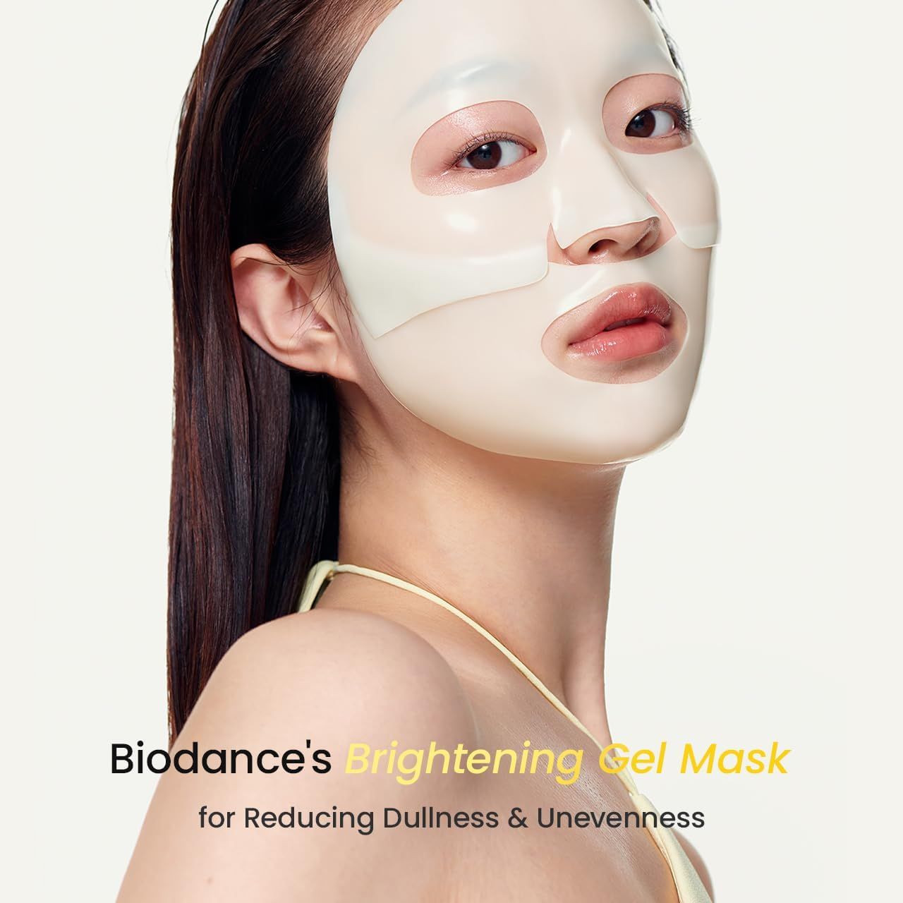 Frau mit Gesichtsmaske. Text: Biodance's Brightening Gel Mask for Reducing Dullness & Unevenness.