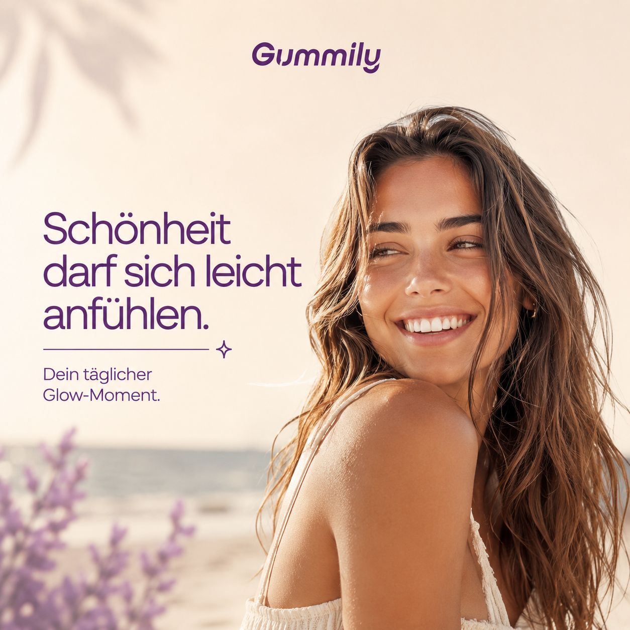 Frau am Strand lächelt. Gummily Logo oben. Text: 'Schönheit darf sich leicht anfühlen.'