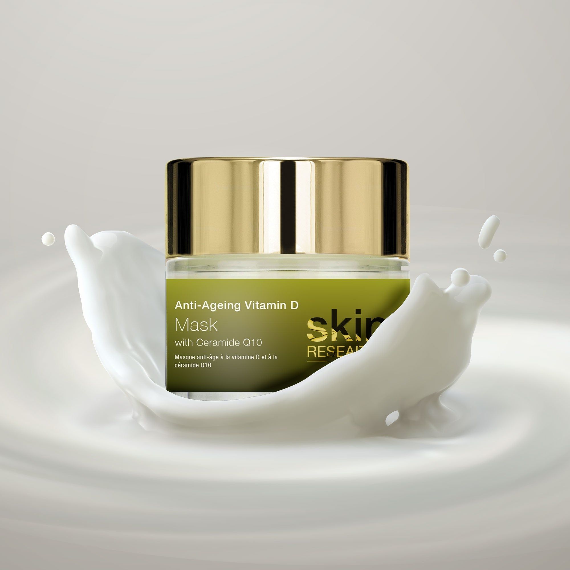 Creme-Dose in Milch. Auf der Dose steht "Anti-Ageing Vitamin D Maske" und "Skin Research".