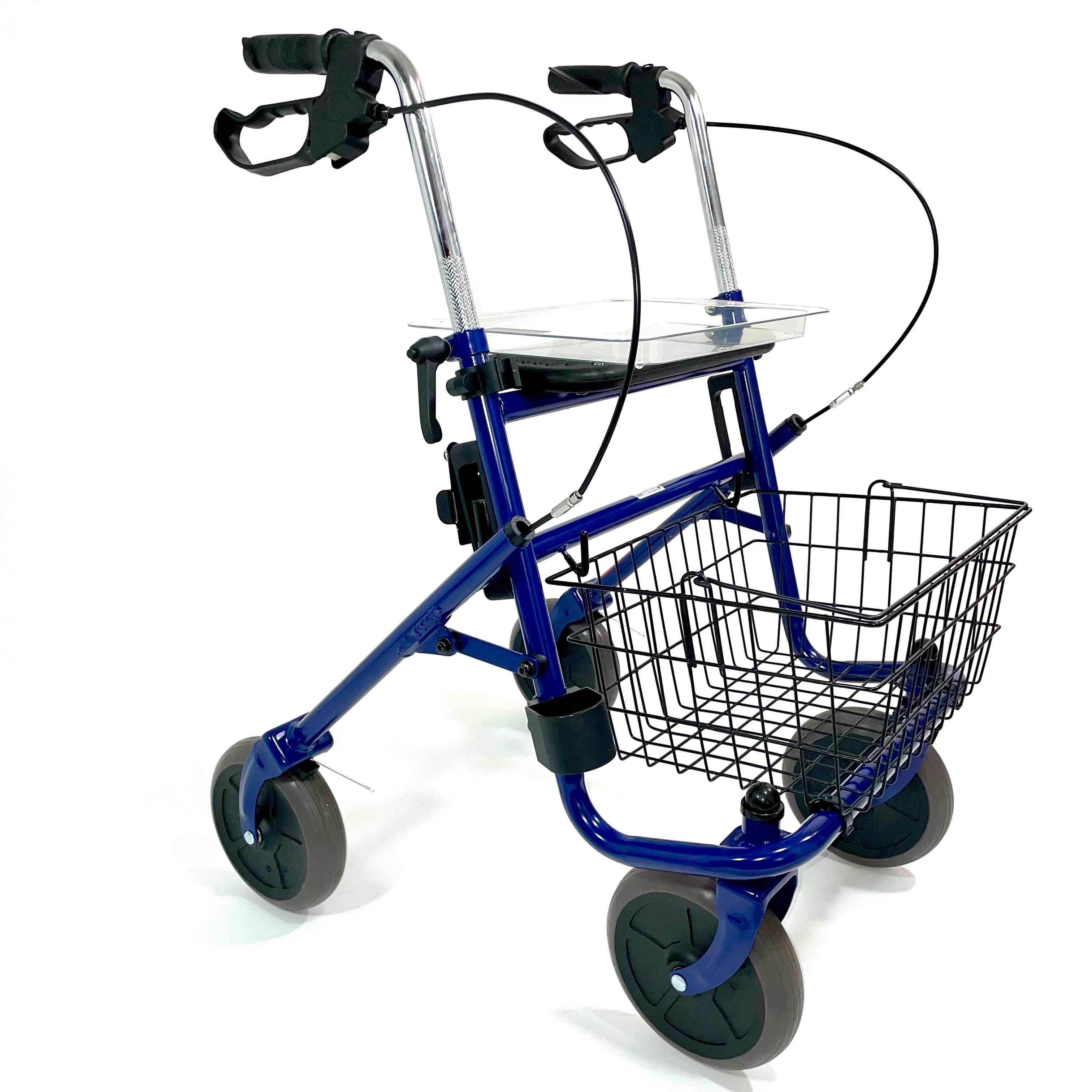 Blauer Rollator mit Korb, Tablett und Gehstockhalterung. Feststellbremse. Vier Räder, schwarze Griffe.