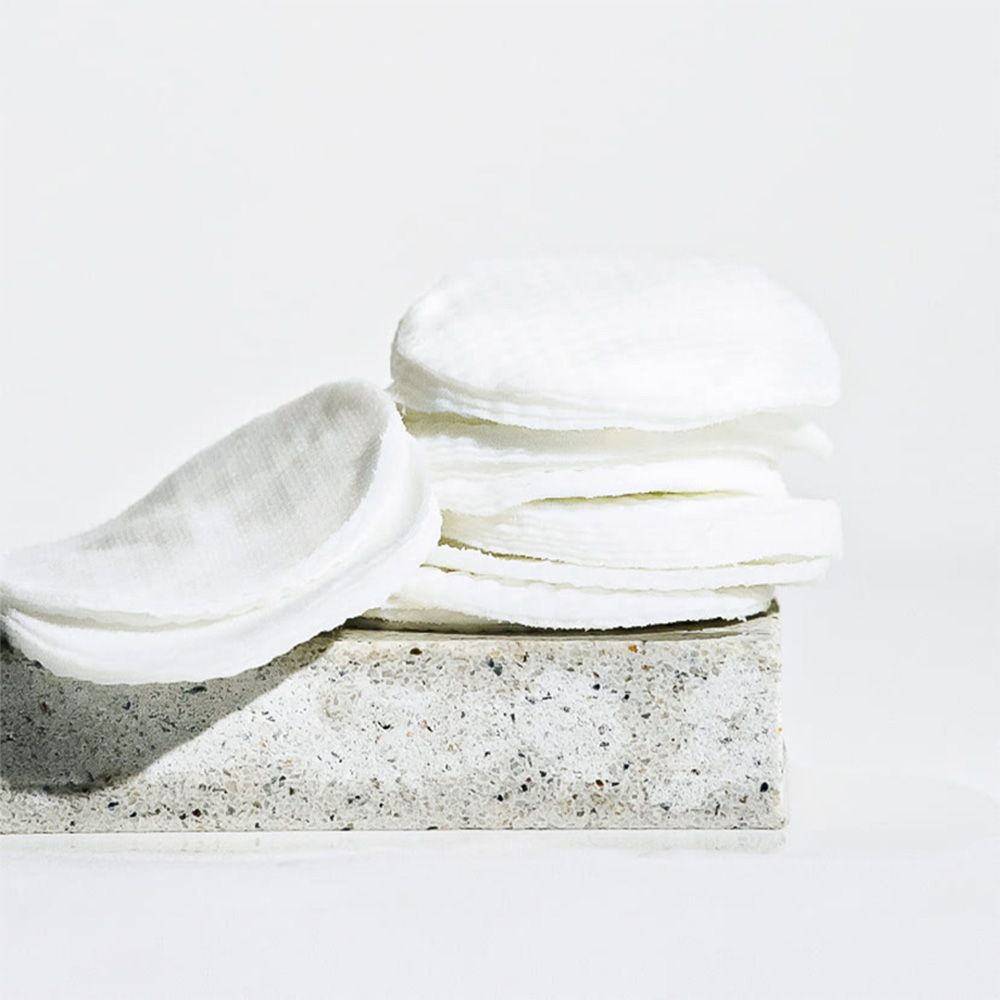 Gestapelte Celimax Heartleaf BHA Peeling Pads auf einem Stein.