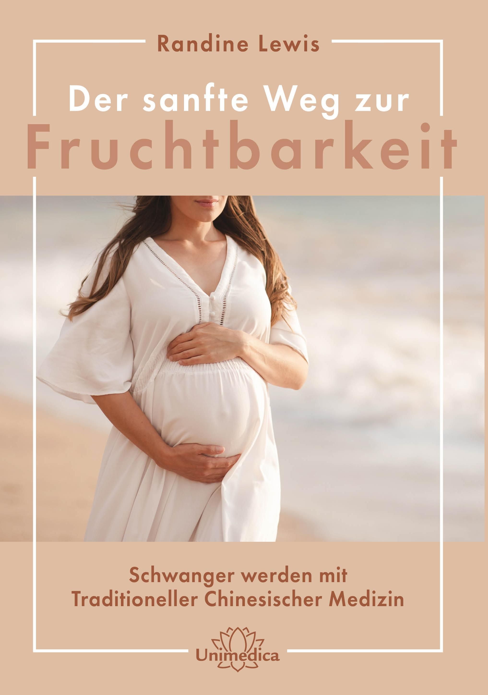 Buchcover mit Titel: Der sanfte Weg zur Fruchtbarkeit. Frau im weißen Kleid hält Bauch. Hintergrund: Strand.