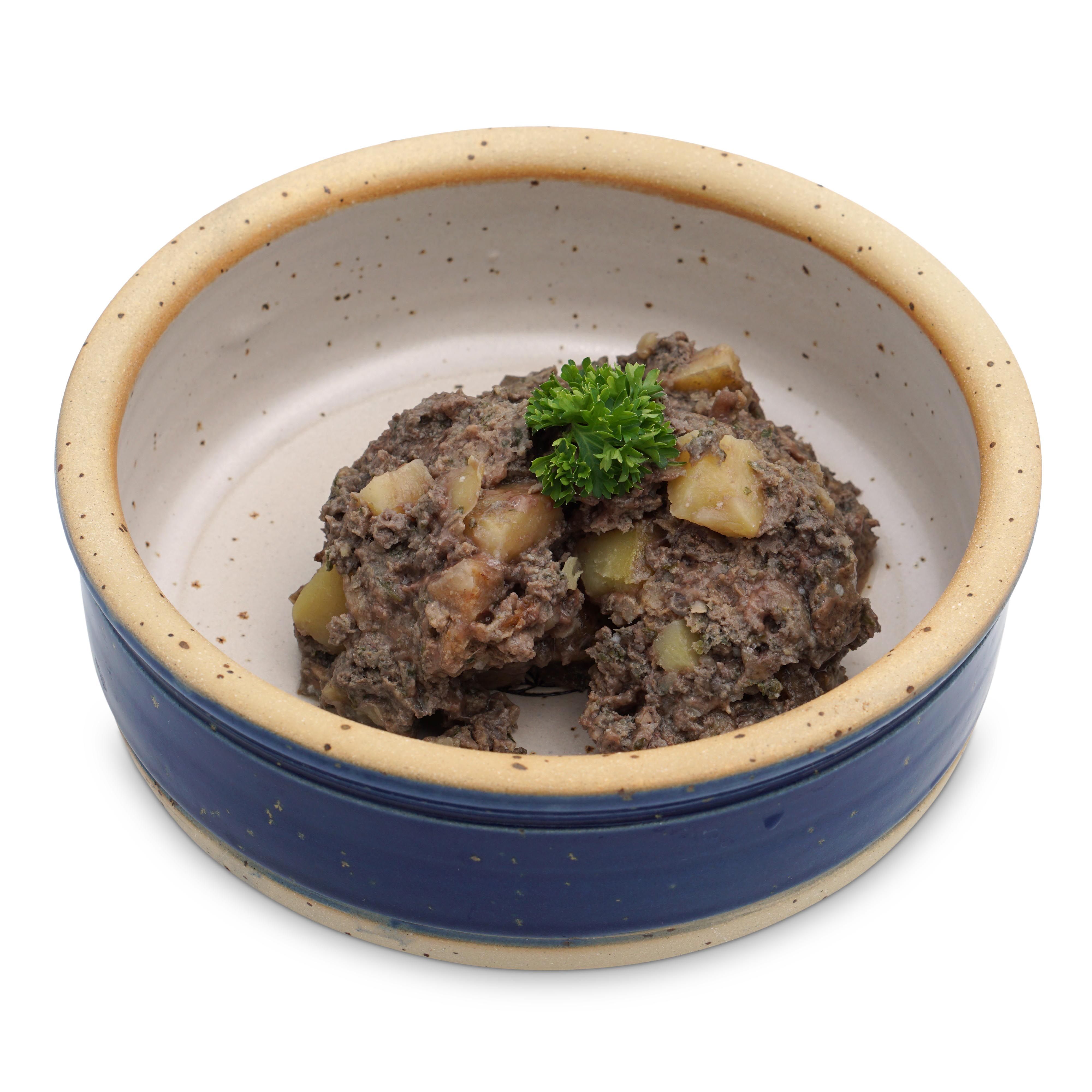 Napani Bio Menü Müllers Muh mit Bio Rindfleisch in einer blauen und beigen Schale, mit Petersilie.