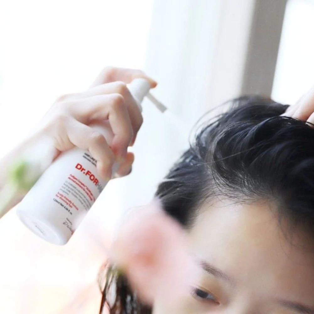 Weißes Spray von Dr. FORHAIR wird auf den Kopf gesprüht. Aufschrift: Dr. FORHAIR.