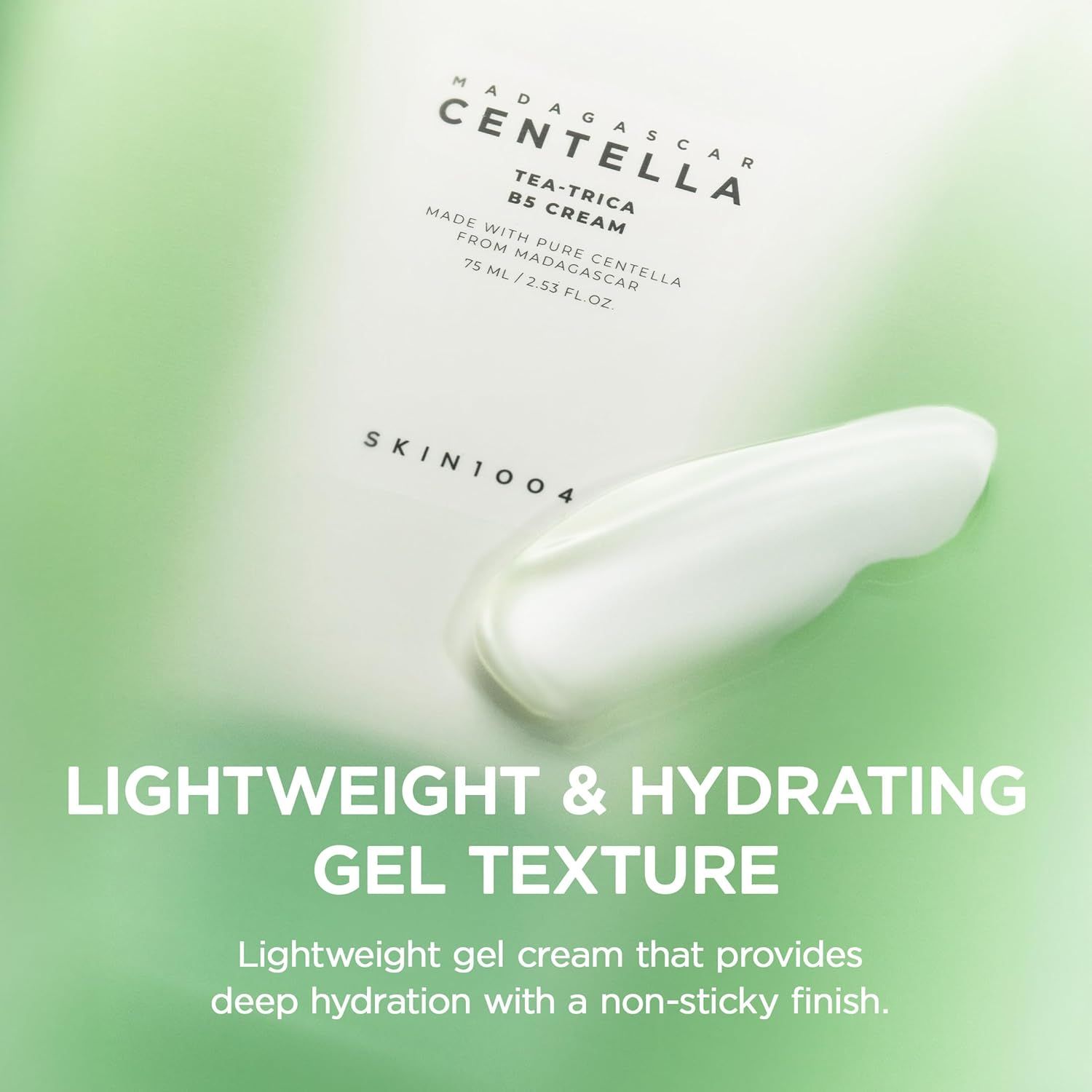 Creme-Tube mit grüner Kappe. Text: Tea-Trica B5 Cream, SKIN1004. Auf Creme-Klecks. Leichte Textur.