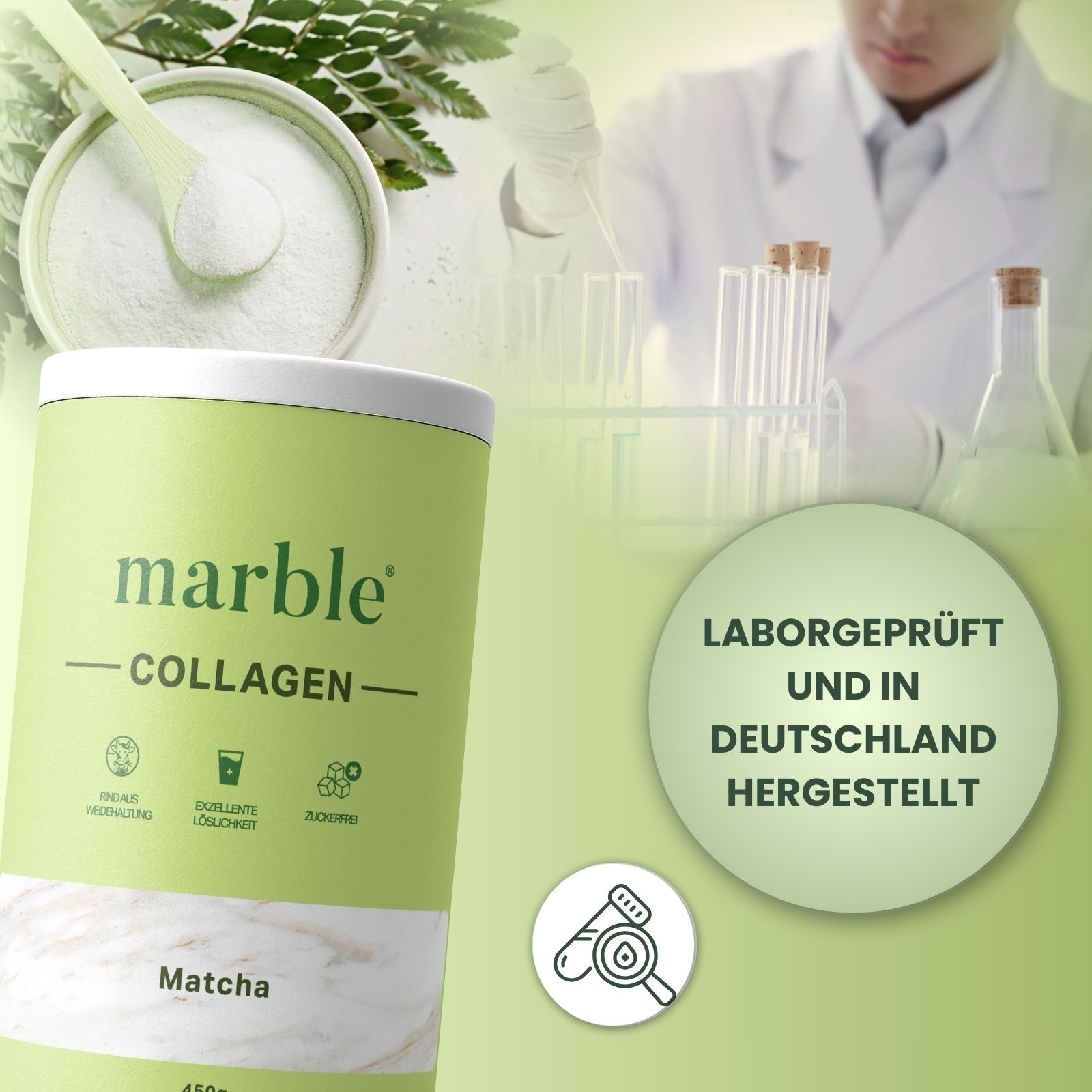 Dose marble Collagen, Matcha, 450g, neben Laborausrüstung. Text: Laborgeprüft und in Deutschland hergestellt. Löffel mit Pulver.