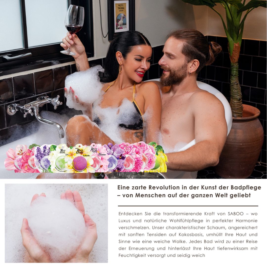Paar in Badewanne mit Schaum. Bad Bombe-Blüten-Dekoration. Text: Eine zarte Revolution in der Kunst der Badpflege.