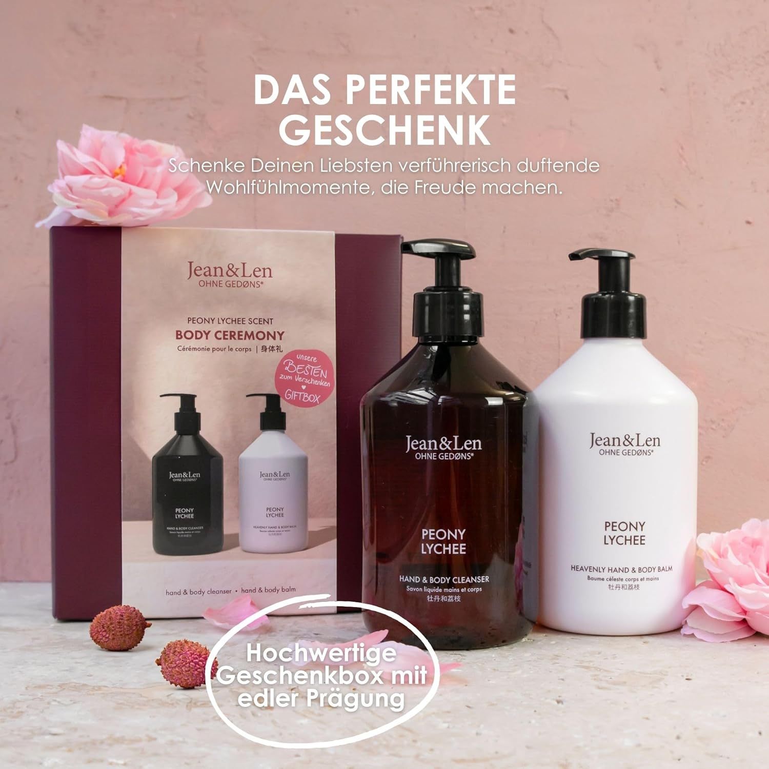 Geschenkset mit zwei Flaschen und zwei kleinen Flaschen. Aufschrift: Jean & Len, Peony Lychee, Body Ceremony. Mit Geschenkbox.